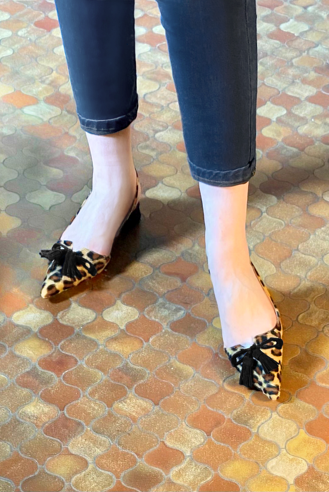 Safari black women's open back shoes, with a knot. Pointed toe. Flat flare heels. Worn view - Florence KOOIJMAN